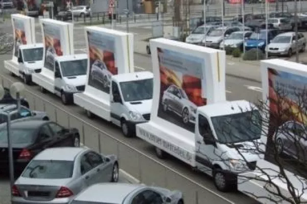 Die Mercedes-Benz Niederlassungen Leipzig und Köln setzen auf mobile Außenwerbung mit Mobile Plakate. Bild: Die Mercedes-Benz Niederlassungen Leipzig und Köln setzen auf mobile Außenwerbung mit Mobile Plakate.