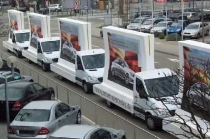 Die Mercedes-Benz Niederlassungen Leipzig und Köln setzen auf mobile Außenwerbung mit Mobile Plakate. Bild: Die Mercedes-Benz Niederlassungen Leipzig und Köln setzen auf mobile Außenwerbung mit Mobile Plakate.