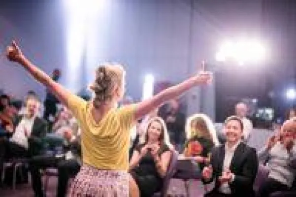 Bild: Speakers Slam Weltrekord: Petra Darshan Kolitsch, Yoga & Gesundheits Expertin aus Hamburg hält feurige Rede