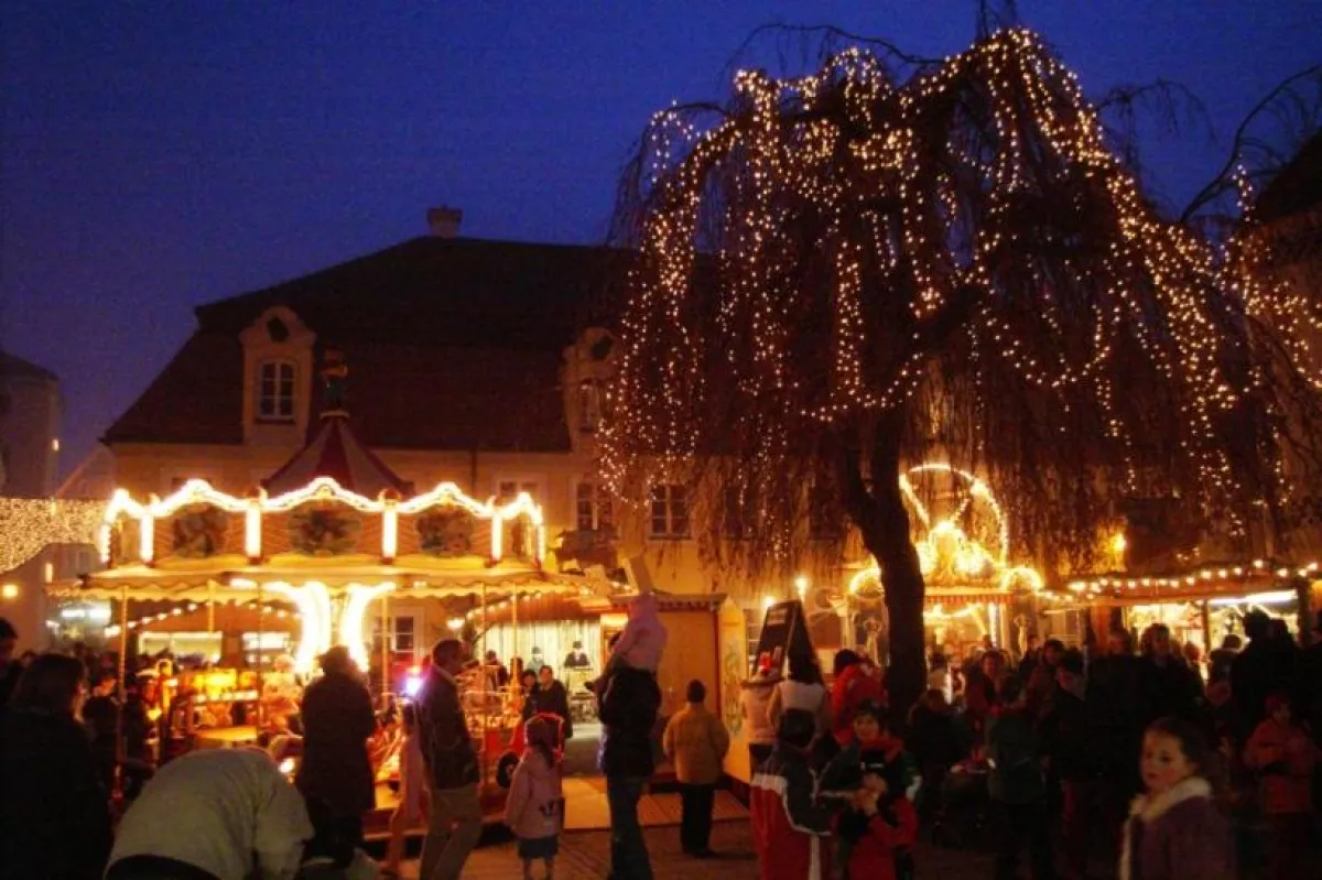 Der Kirchplatz beherbergt für drei Wochen im Dezember den nostalgischen Weihnachtsmarkt