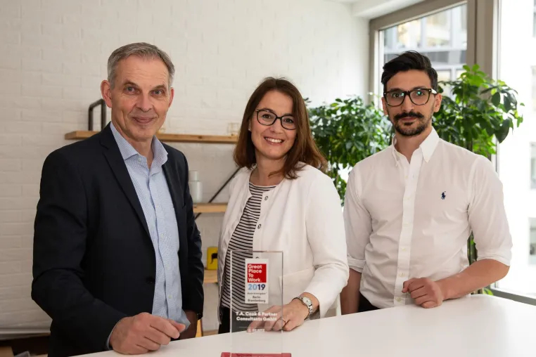 Bild: T.A. Cook erhält Auszeichnung für mitarbeiterorientierte Unternehmenskultur