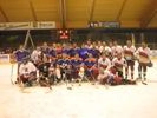 Junge Wirtschaft Gmunden im freundschaftlichen Eishockeyduell mit der JW Vöcklabruck Bild: Junge Wirtschaft Gmunden im freundschaftlichen Eishockeyduell mit der JW Vöcklabruck