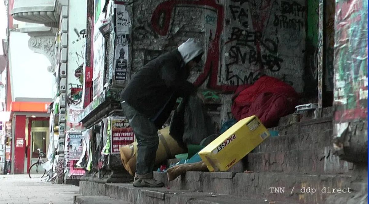 Der Obdachlose Max Bryan auf den Stufen der Roten Flora im Hamburger Schanzenviertel (Foto: ddp direct)