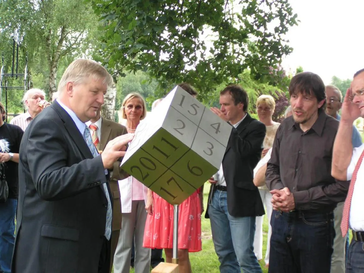 Minister Ehlen läßt sich vom Münsteraner Künstler Klaus Schröer eine Rätselskulptur erläutern.