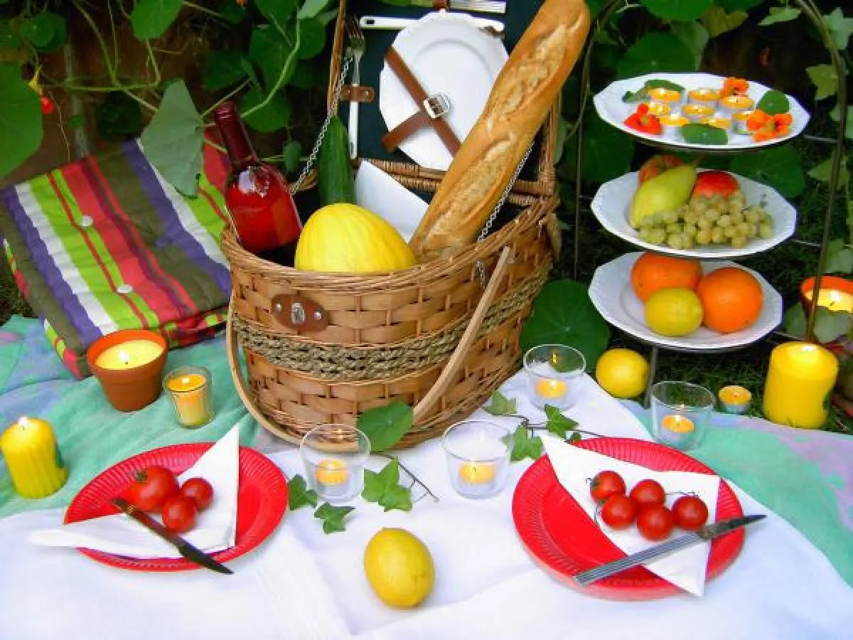 Ein Picknick mit Freunden und vielen Leckereien zählt zu den schönsten Seiten des Sommers.Fotovermerk: Gütegemeinschaft Kerzen