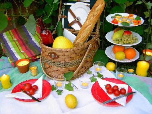 Ungestörte Sommerfreuden mit Zitronella-Kerzen Bild: Ungestörte Sommerfreuden mit Zitronella-Kerzen