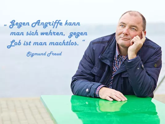 Bild: „ Gegen Angriffe kann man sich wehren, gegen Lob ist man machtlos. “ Sigmund Freud