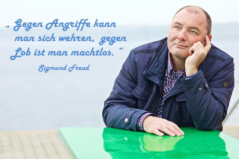 Bild: „ Gegen Angriffe kann man sich wehren, gegen Lob ist man machtlos. “ Sigmund Freud