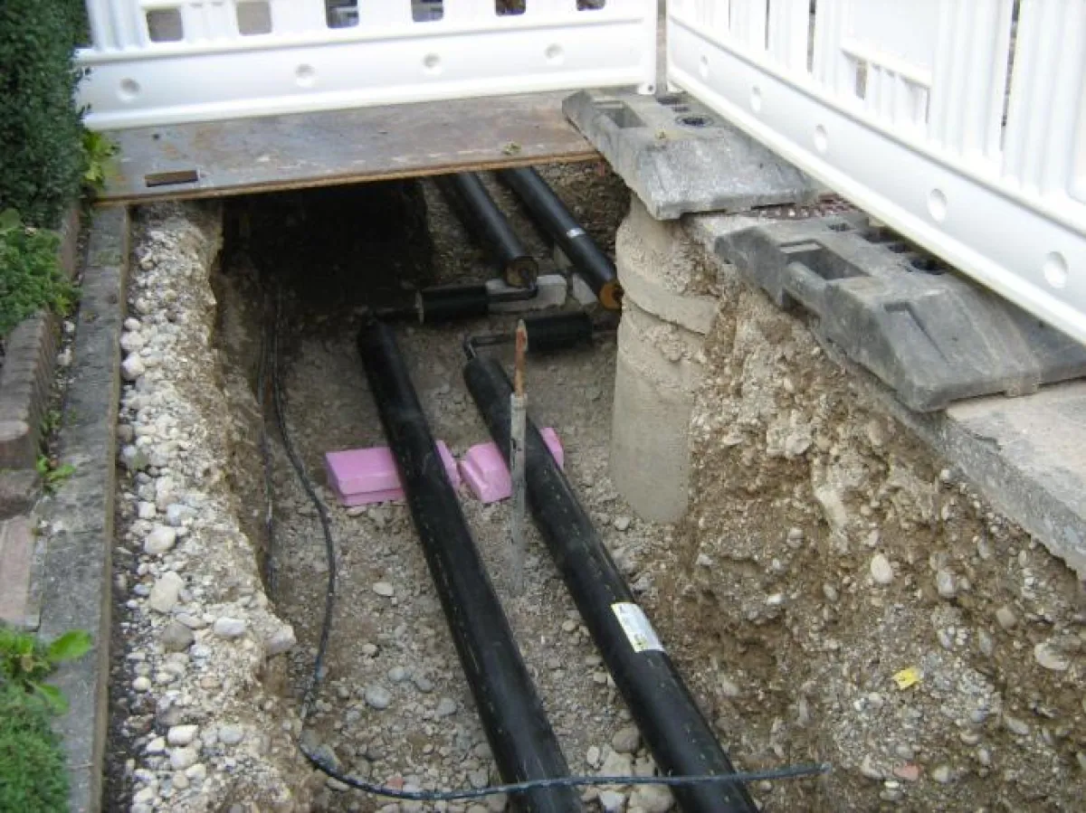 Fernwärmeleitung mit Z-Schenkel.