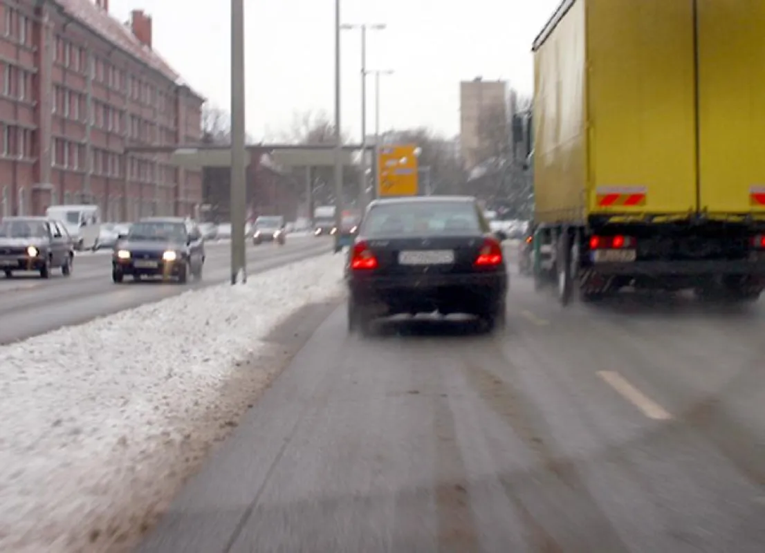 Auch in Städten behindern Schnee und Schneematsch im Winter häufig den Verkehr.
