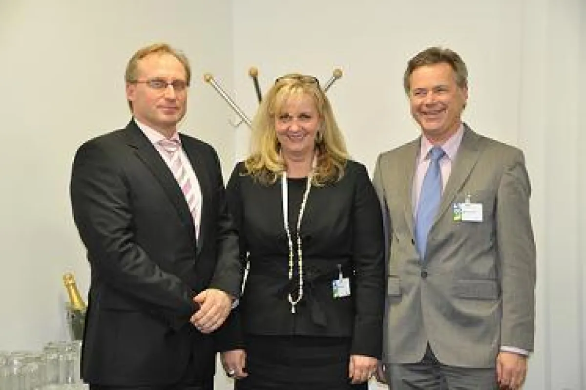 von rechts: Manfred Lackner, Vorstand PROFI Engineering Systems AG; Doris Albiez, Vice President Business Partner Organisation & Midmarket; Volker Schulz, Geschäftsführer der PROMOS consult