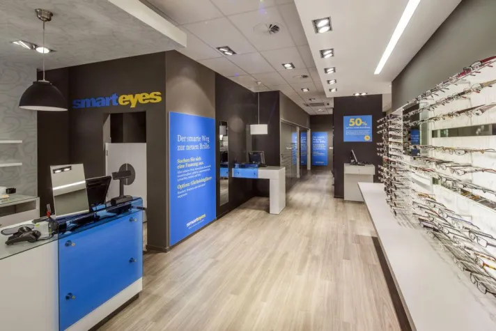 Bild: Smarteyes mit neuem Design ins neue Jahr - Die schwedische Optikerkette präsentiert sich künftig blau-gelb