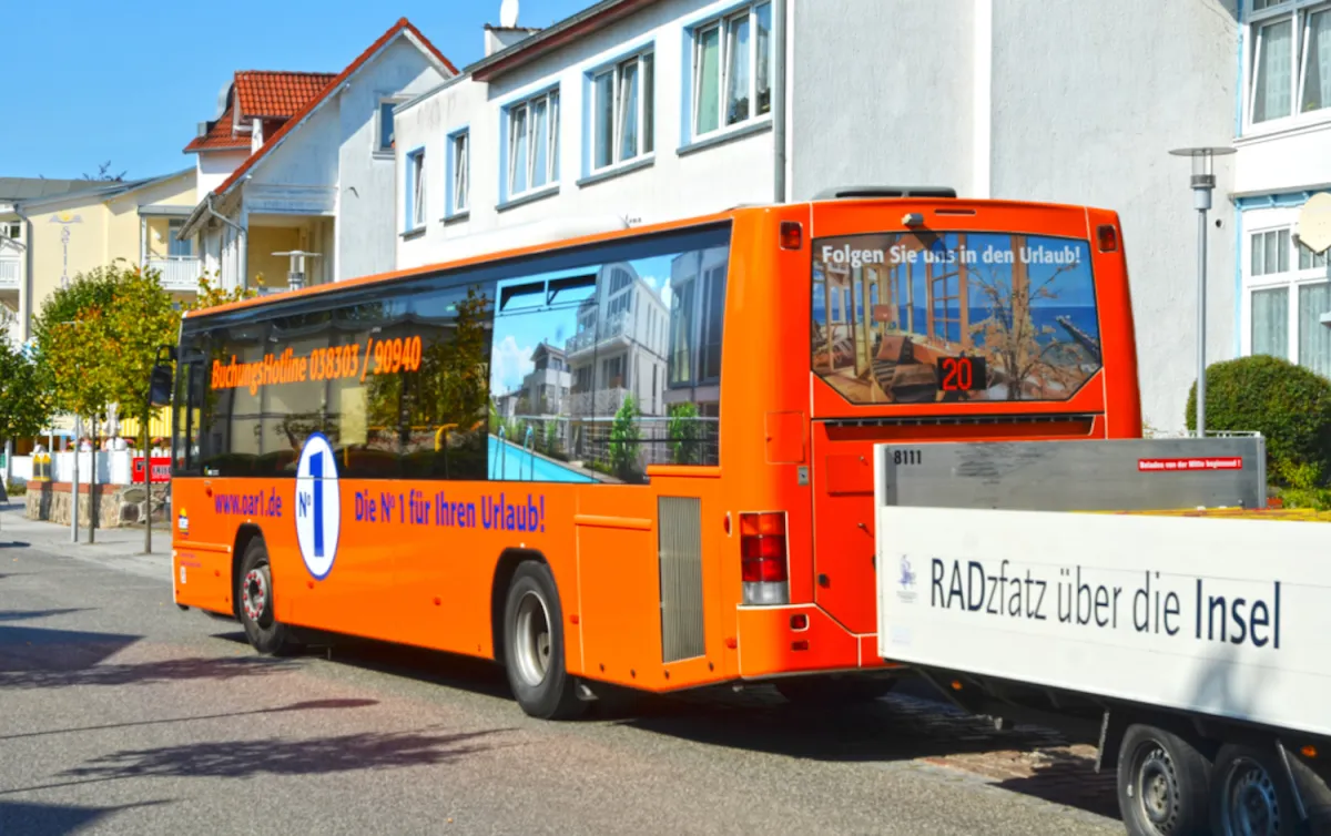 Mit dem Bus unterwegs auf der Insel Rügen (© Ostseeappartements Rügen Vermarktungs-GmbH & Co. KG)