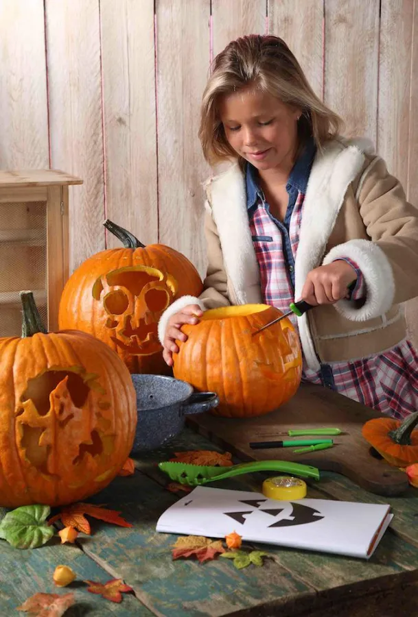 Kürbisschnitzen mit Werkzeug von HEITMANN DECO