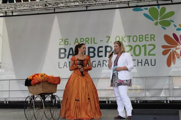 Bild: Memminger Blumenkönigin besucht Landesgartenschau in Bamberg