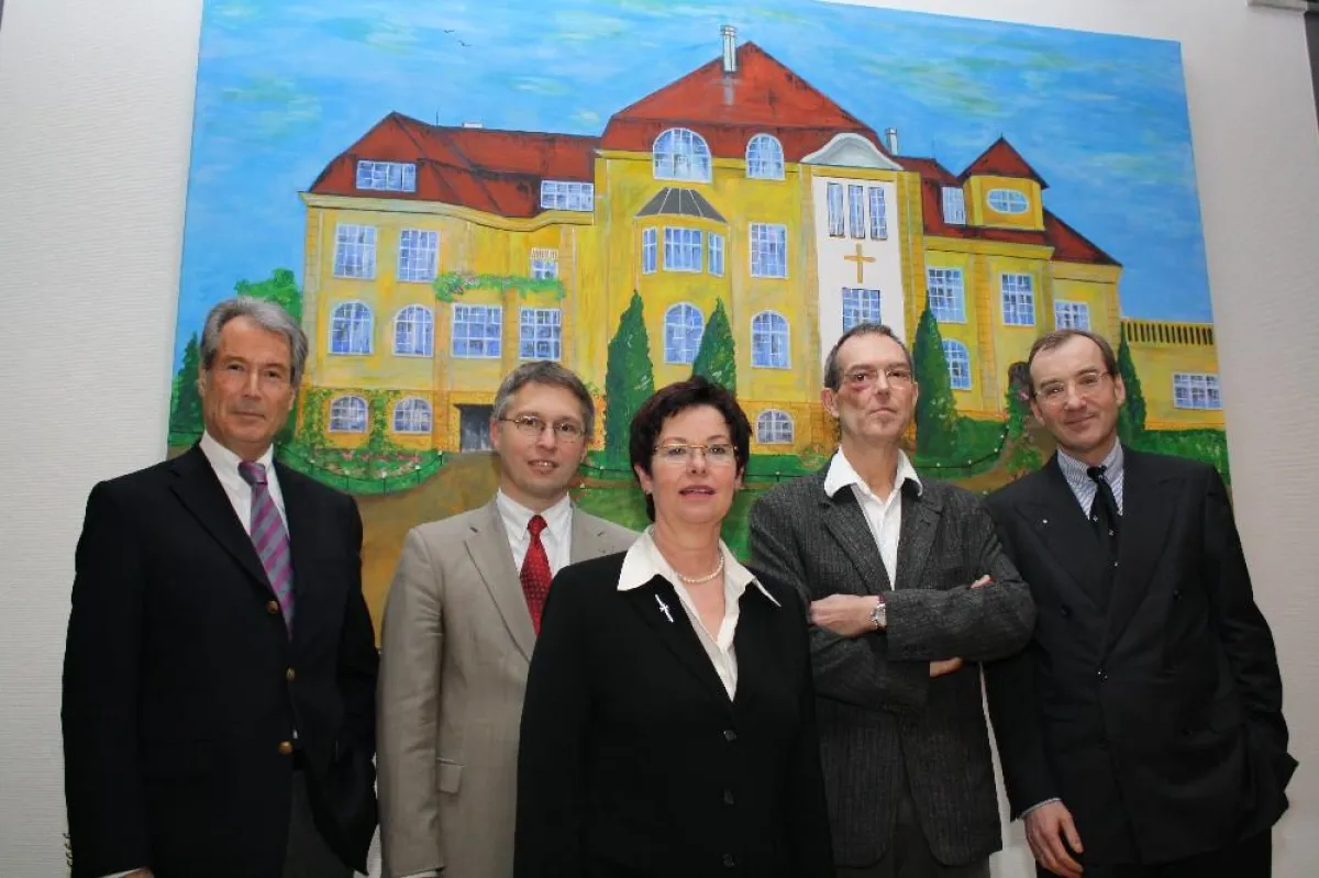 V.li.na.re.:  Dr. Jürgen Bertram, Ärztlicher Direktor; Arist Hartjes, Geschäftsführer; Oberin Bärbel König, Pflegedirektorin; Joachim Pajunk, Chefarzt der Allgemein- und Visceralchirurgie; Prof. Albre