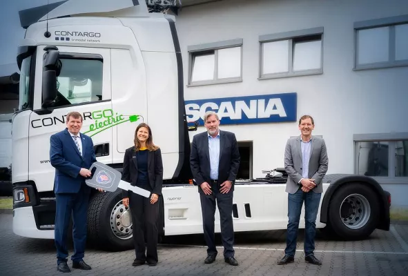 Unter Strom: Contargo nimmt Oberleitungs-Hybrid-Lkw für Teststrecke in Hessen entgegen Bild: Unter Strom: Contargo nimmt Oberleitungs-Hybrid-Lkw für Teststrecke in Hessen entgegen