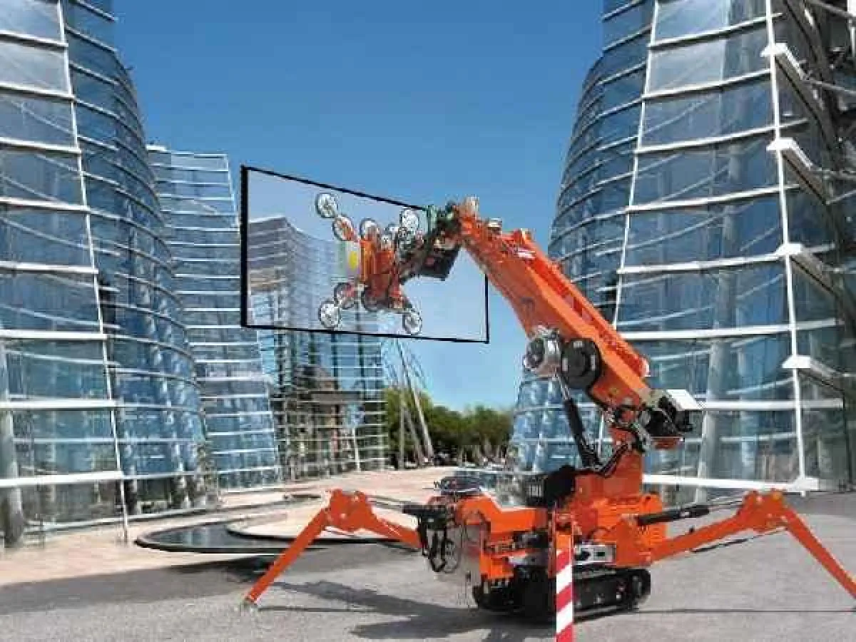 JEKKO Minikran bei der Glas-Manipulation