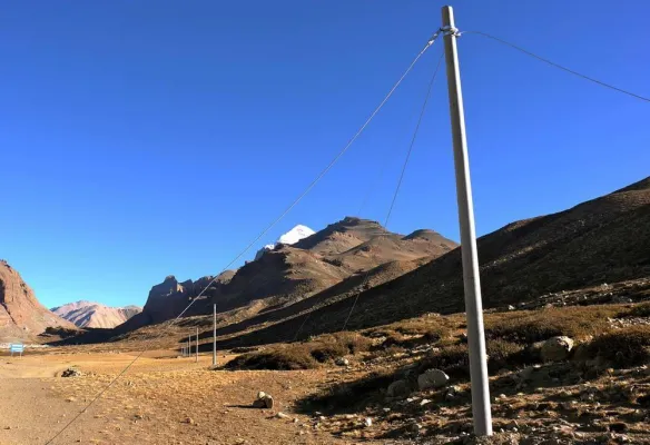 “Bitte gebietet der ’Entwicklung’ des Berges Kailash zu Profitzwecken Einhalt“ von Woeser Bild: “Bitte gebietet der ’Entwicklung’ des Berges Kailash zu Profitzwecken Einhalt“ von Woeser
