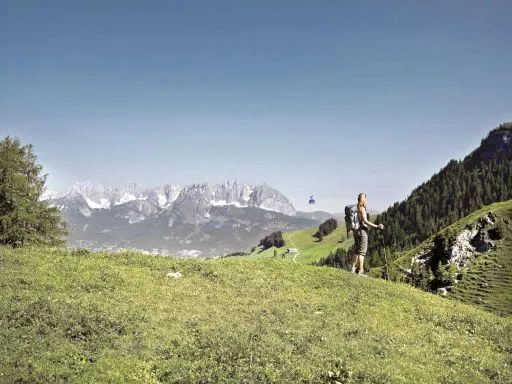 Bild: Buntes Sommertreiben in Kitzbühel