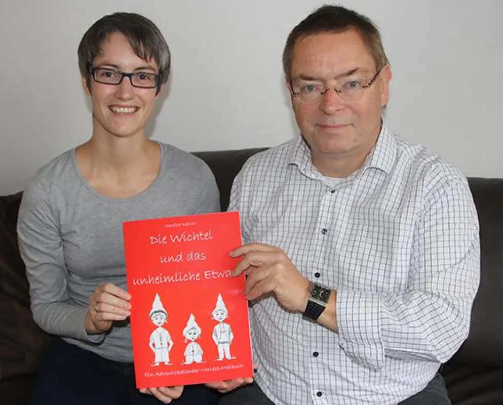 Michaela Bauer und Manfred Kellner mit dem Adventskalender-Vorlese-Malbuch.