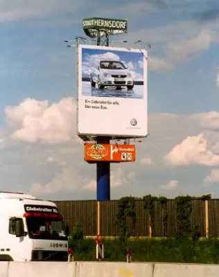 Bild: Neuer MaxiPoster-Autobahn Werbeturm zur bundesweiten WM-Kampagne von VW