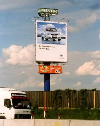 Neuer MaxiPoster-Autobahn Werbeturm zur bundesweiten WM-Kampagne von VW Bild: Neuer MaxiPoster-Autobahn Werbeturm zur bundesweiten WM-Kampagne von VW