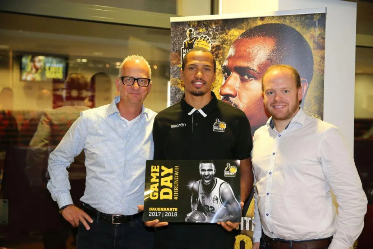 MHP Riesen Kapitän McCray mit ABCard-Geschäftsführer Andreas Baumann und Marketingleiter Andreas Bez