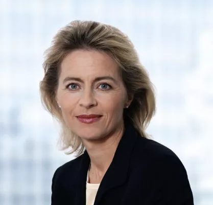 Bild: Ministerin von der Leyen übernimmt Schirmherrschaft des Spendenprojekts „Die längste Brillenschlange der Welt“