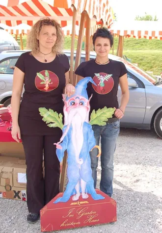 Bild: Im Garten hinterm Haus - das Team bei der Bezirksfestwocheneröffnung