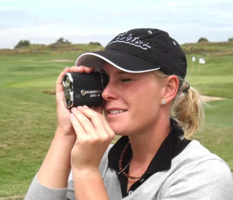 Bild: dublisGolf 07/11: Auch Jacqueline Dittrich German PGA Champion 2011 misst mit Leupold GX-3® Entfernungsmesser