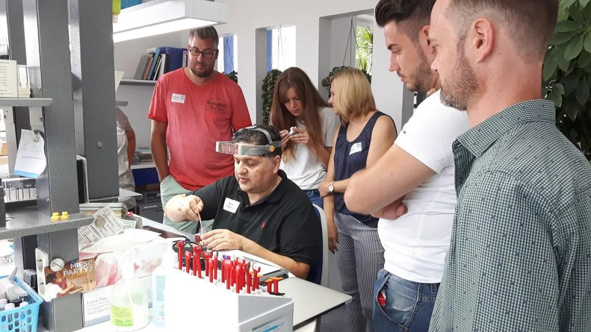 Oral-Designer Shahab Esfarjani präsentiert das einfache Schichtkonzept von SunCera.