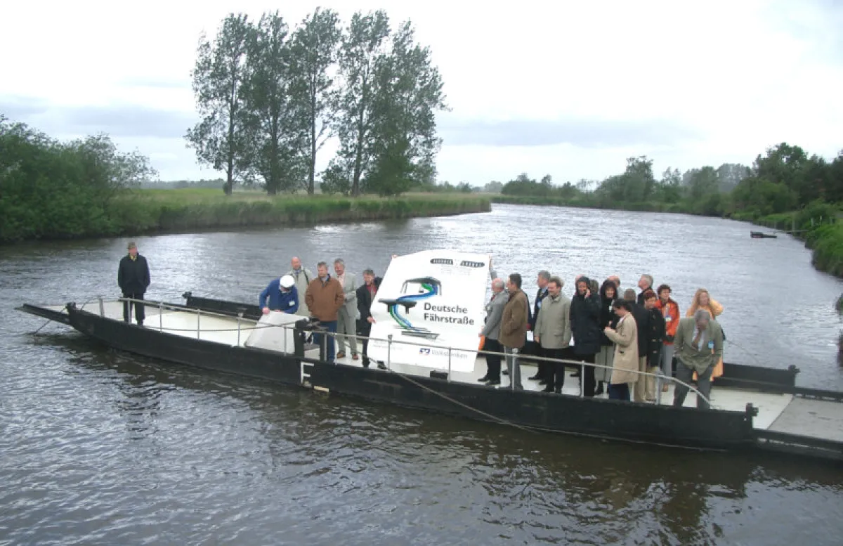 Historische Prahmfähre auf der Oste bei Gräpel