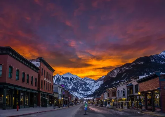 Bild: Showdown im Schneesturm - Quentin Tarantinos neuer Film 'The Hateful 8' wurde in Telluride, Colorado gedreht