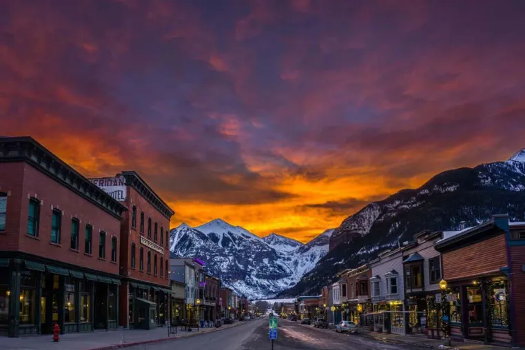 Bild: Showdown im Schneesturm - Quentin Tarantinos neuer Film 'The Hateful 8' wurde in Telluride, Colorado gedreht