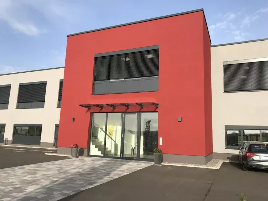 Bild: Bereit für die Zukunft mit Zerspanung 4.0 und modernster Betriebseinrichtung via VR-Brille und 3D-Planung.