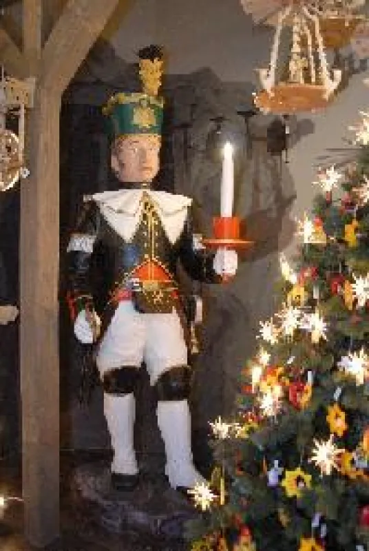 Ein lebensgroßer handgeschnitzter Bergmann im STRACOLAND im nova eventis bei Leipzig