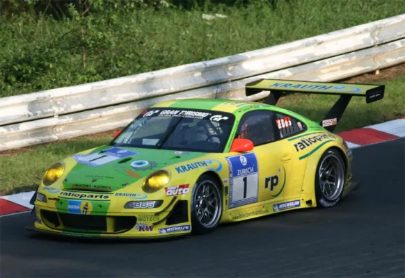 Bild: Zurich Gruppe Deutschland ist Titelsponsor des 38. Internationalen 24h-Rennens auf dem Nürburgring