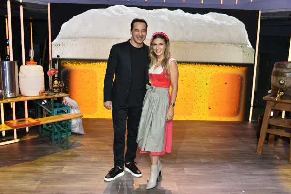 Bild: O´zapft is: Bülent Ceylan stellt sich spannendem Bier-Contest bei „Babbel Net!“(SWR)