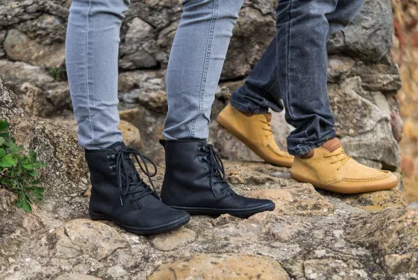 Bild: Stilvoll und gut für die Füße: Die neue Casual-Herbstkollektion von VIVOBAREFOOT ist ab sofort verfügbar
