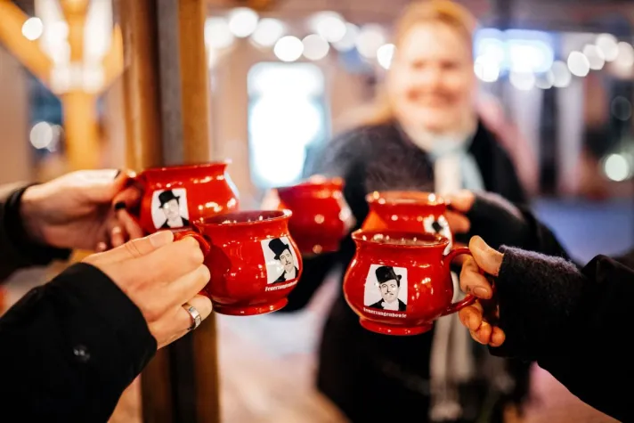 Bild: Winter-Film-Fest im Nikolaiviertel lädt Familie Pfeiffer ein.