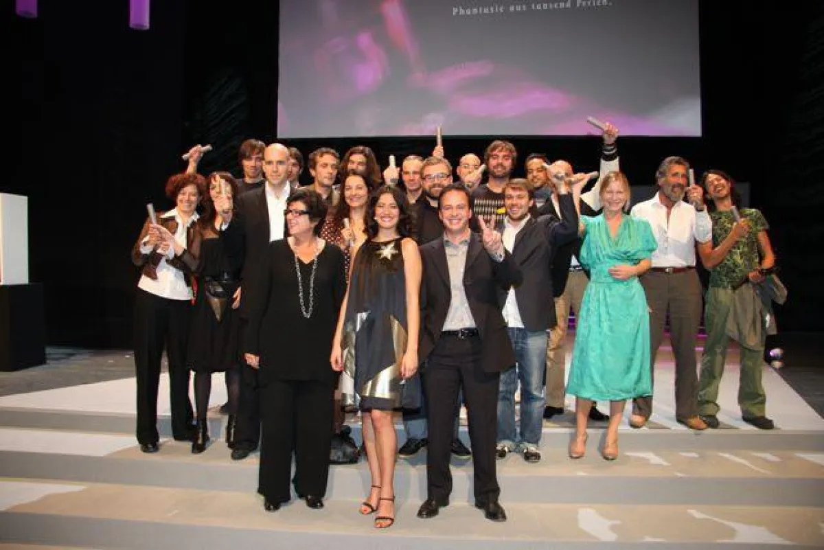 VDW AWARD 08: Großes Finale mit allen Preisträgern und den Moderatoren (vorn) im schauspielfrankfurt