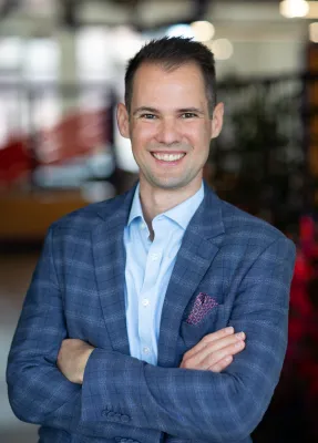 Bild: BENJAMIN JENNER ALS SPEAKER BEIM FORMAT "FIT FOR..." IN STUTTGART