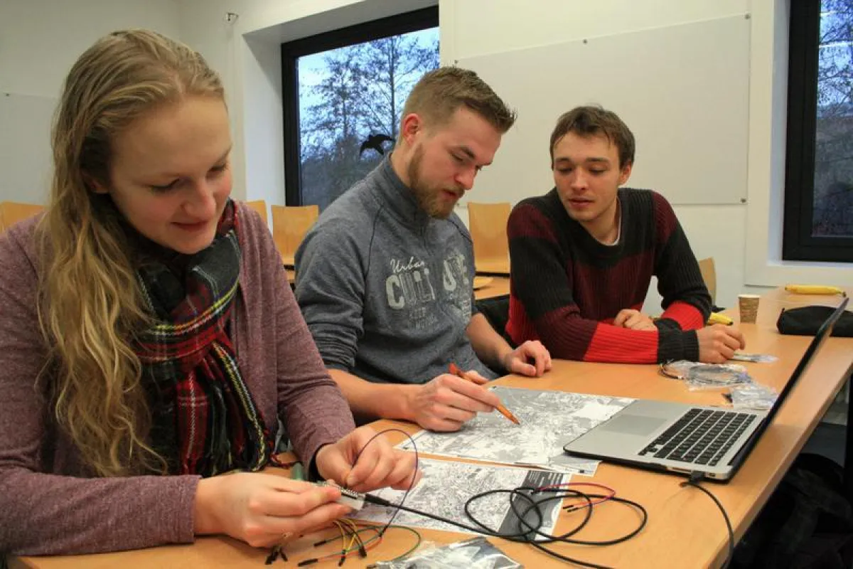 HNEE-Studierende diskutieren im Rahmen der Blockwoche sie mögliche Standorte, wo die Sensoren angebracht werden könnten. (© HNEE 2017)