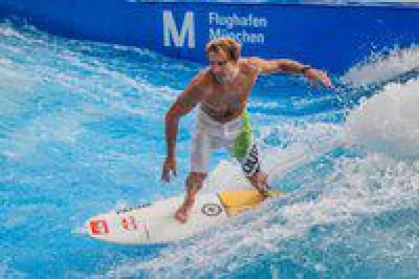 Bild: Surf & Style 2013: Robby Naish auf der Welle am Flughafen München