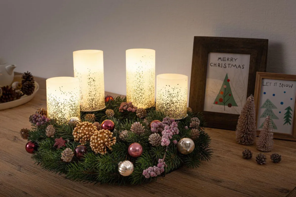 Kerzenmagie in der Weihnachtszeit: LED-Echtwachskerzen sind trendy und sicher.