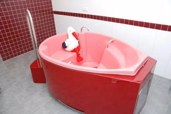 Bild: Erste Wassergeburt im Lennestädter Hospital – Wasser wirkt schmerzstillend und entspannend