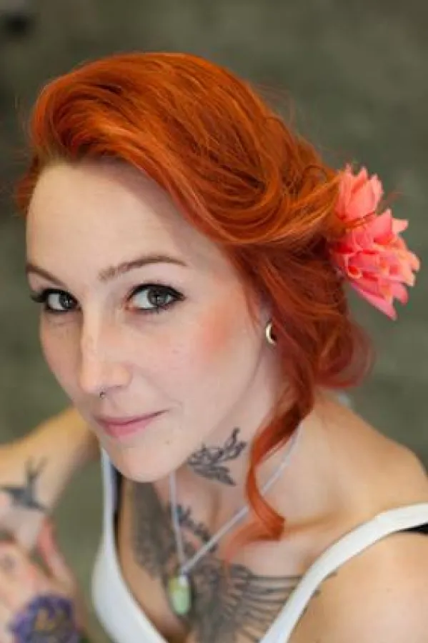 Lässiger Sommerlook: locker zusammengesteckt. Passt für Büro und Afterwork-Party.