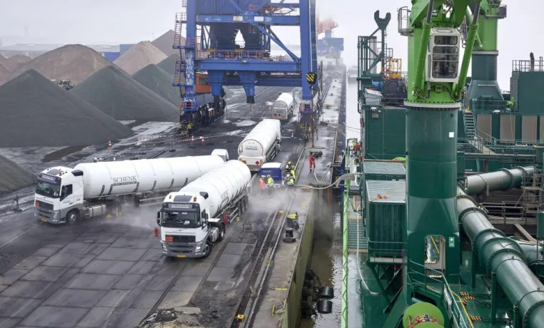 Ein Beitrag zur Luftreinhaltung: Zweite LNG-Schiffsbetankung der „Scheldt River“ im Brunsbütteler Elbehafen Bild: Ein Beitrag zur Luftreinhaltung: Zweite LNG-Schiffsbetankung der „Scheldt River“ im Brunsbütteler Elbehafen