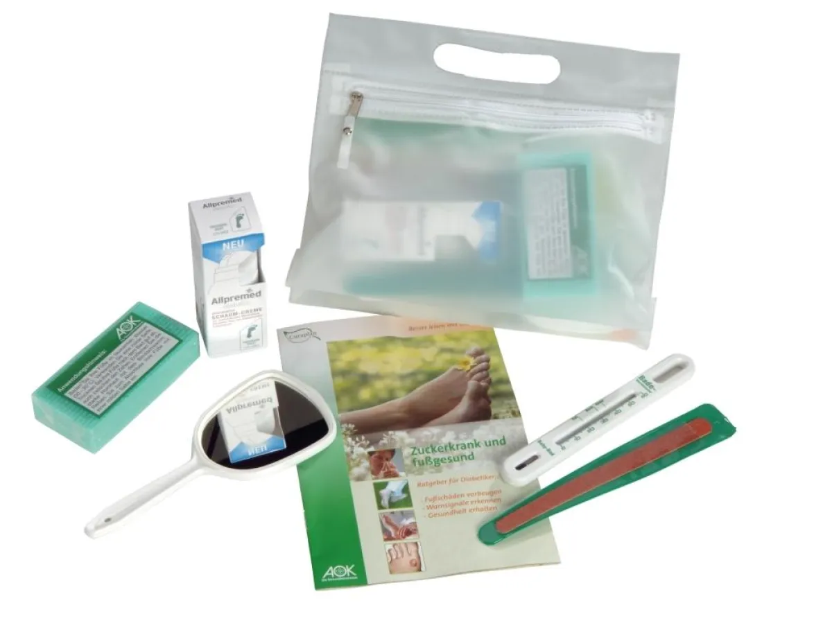 Teilnehmern an einer Schulung von Diabetes–Typ-II-Kranken händigte die AOK ein Pediküre-Set aus.